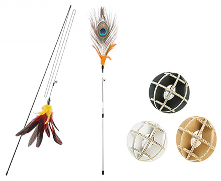 『猫遊び3種セット』の猫じゃらしは…　ねこの写真で４コマ漫画　４コマ目ッ